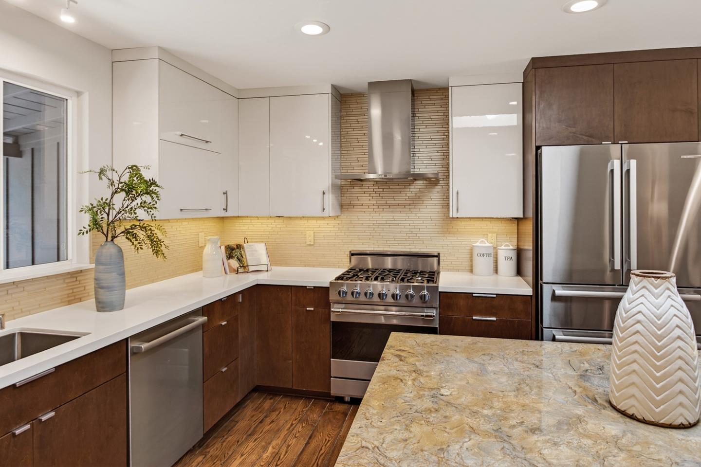 Detail Gallery Image 11 of 37 For 1418 Meadow Ln, Mountain View,  CA 94040 - 3 Beds | 2 Baths