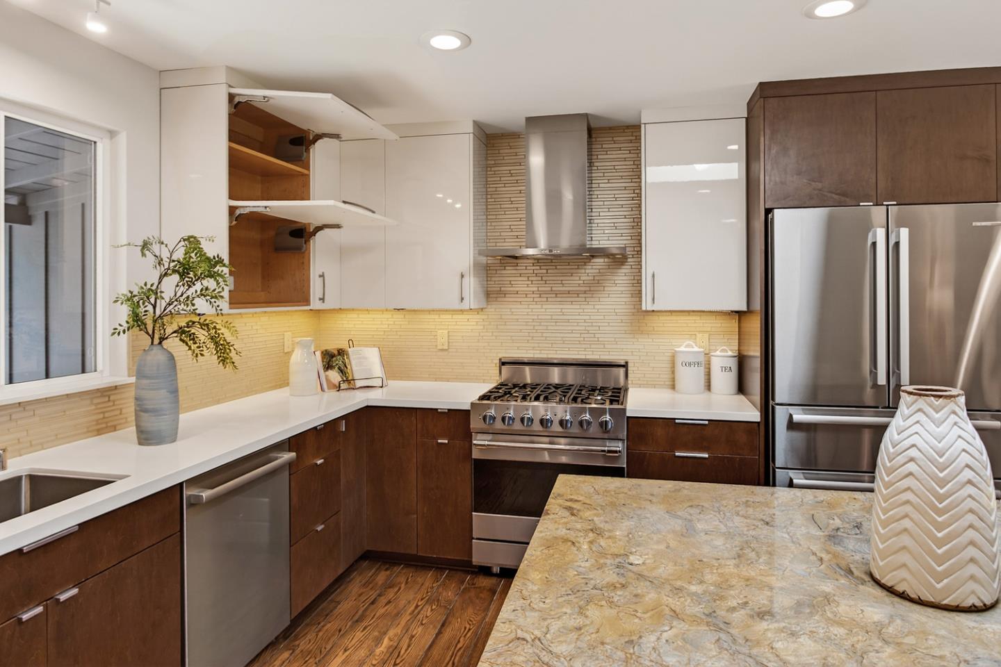 Detail Gallery Image 12 of 37 For 1418 Meadow Ln, Mountain View,  CA 94040 - 3 Beds | 2 Baths