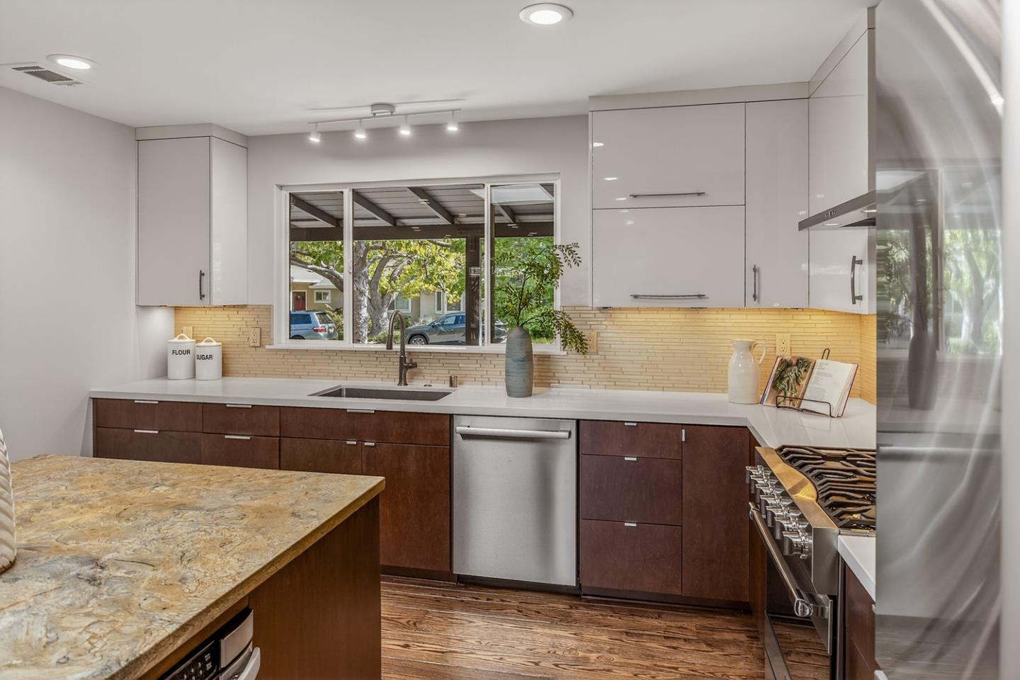 Detail Gallery Image 13 of 37 For 1418 Meadow Ln, Mountain View,  CA 94040 - 3 Beds | 2 Baths