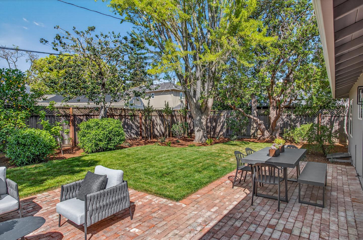 Detail Gallery Image 26 of 37 For 1418 Meadow Ln, Mountain View,  CA 94040 - 3 Beds | 2 Baths