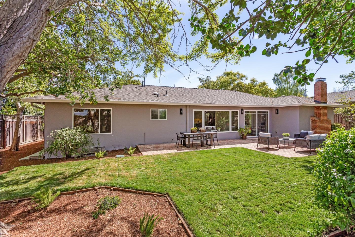 Detail Gallery Image 27 of 37 For 1418 Meadow Ln, Mountain View,  CA 94040 - 3 Beds | 2 Baths