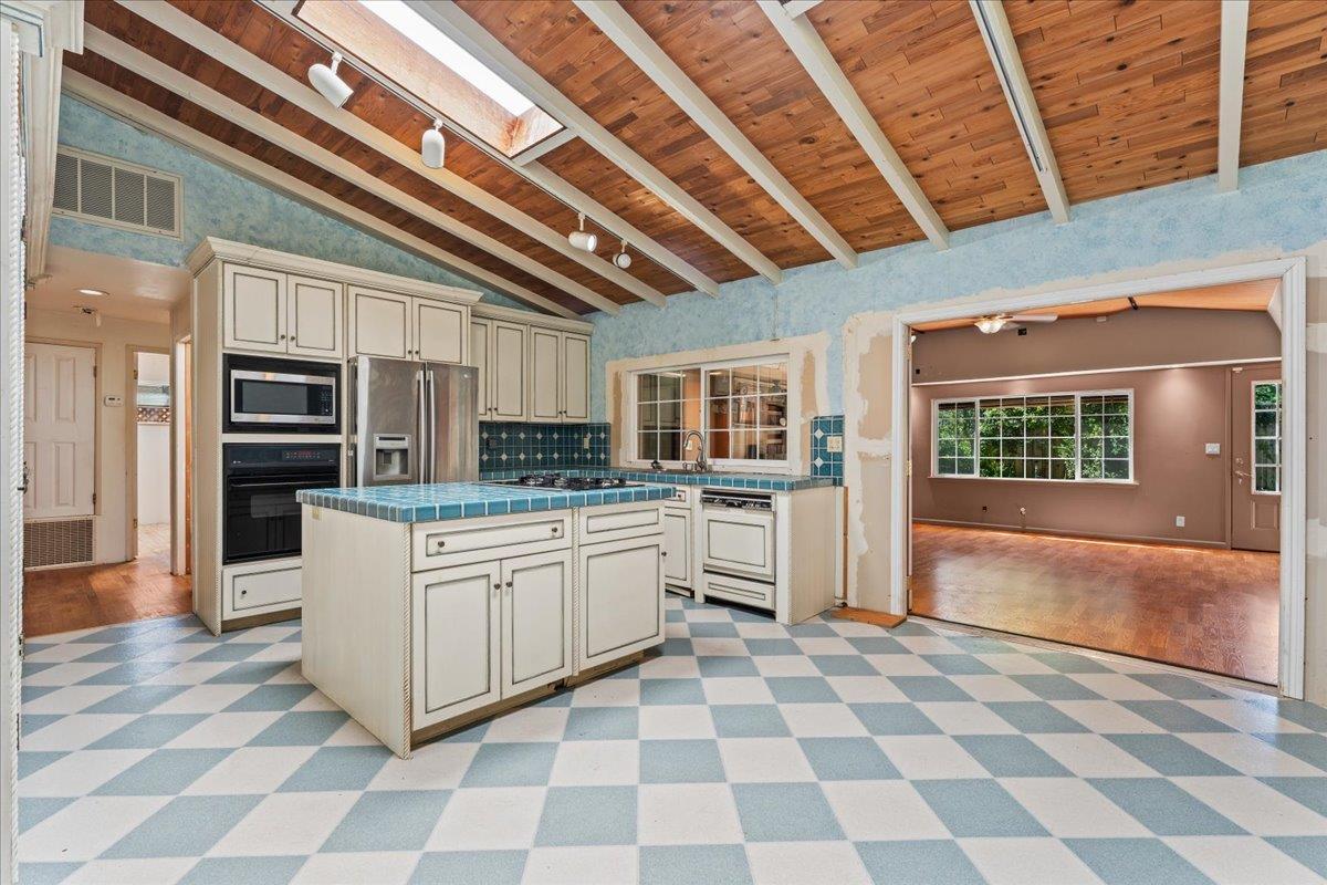 Detail Gallery Image 6 of 18 For 16001 Stephenie Ln, Los Gatos,  CA 95032 - 3 Beds | 2 Baths