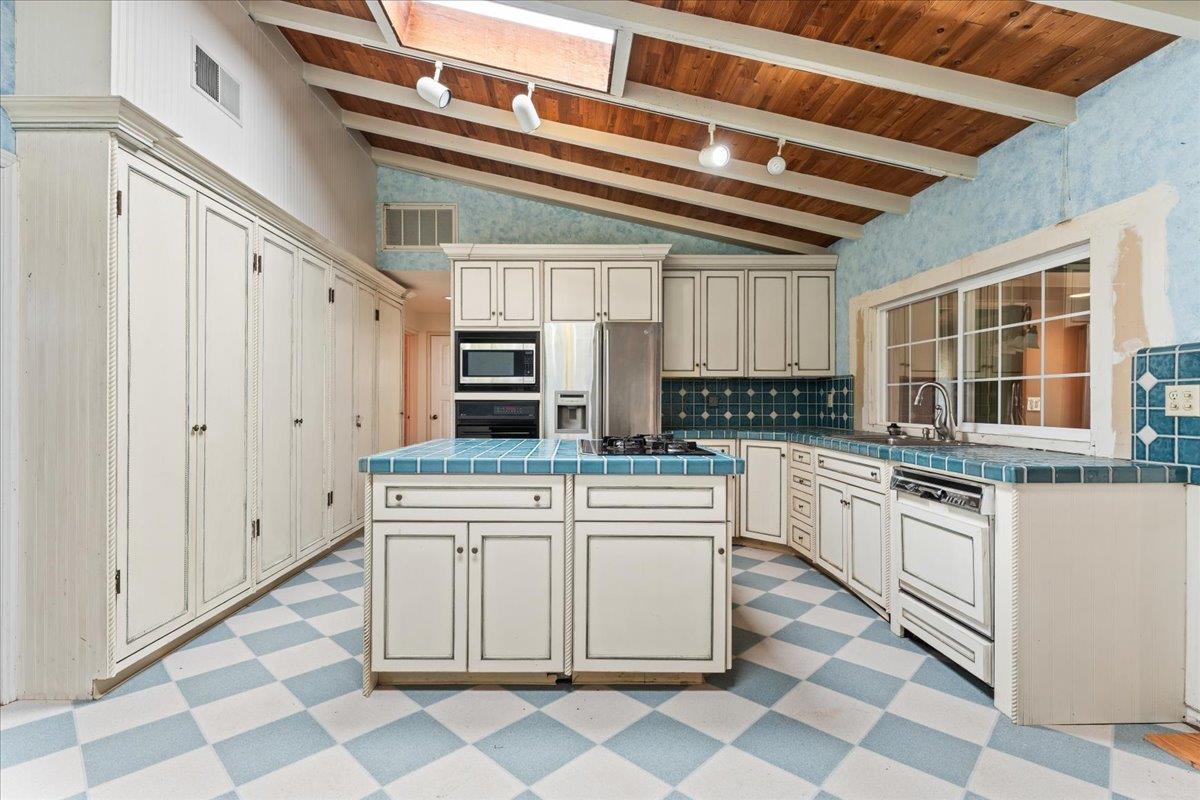 Detail Gallery Image 7 of 18 For 16001 Stephenie Ln, Los Gatos,  CA 95032 - 3 Beds | 2 Baths