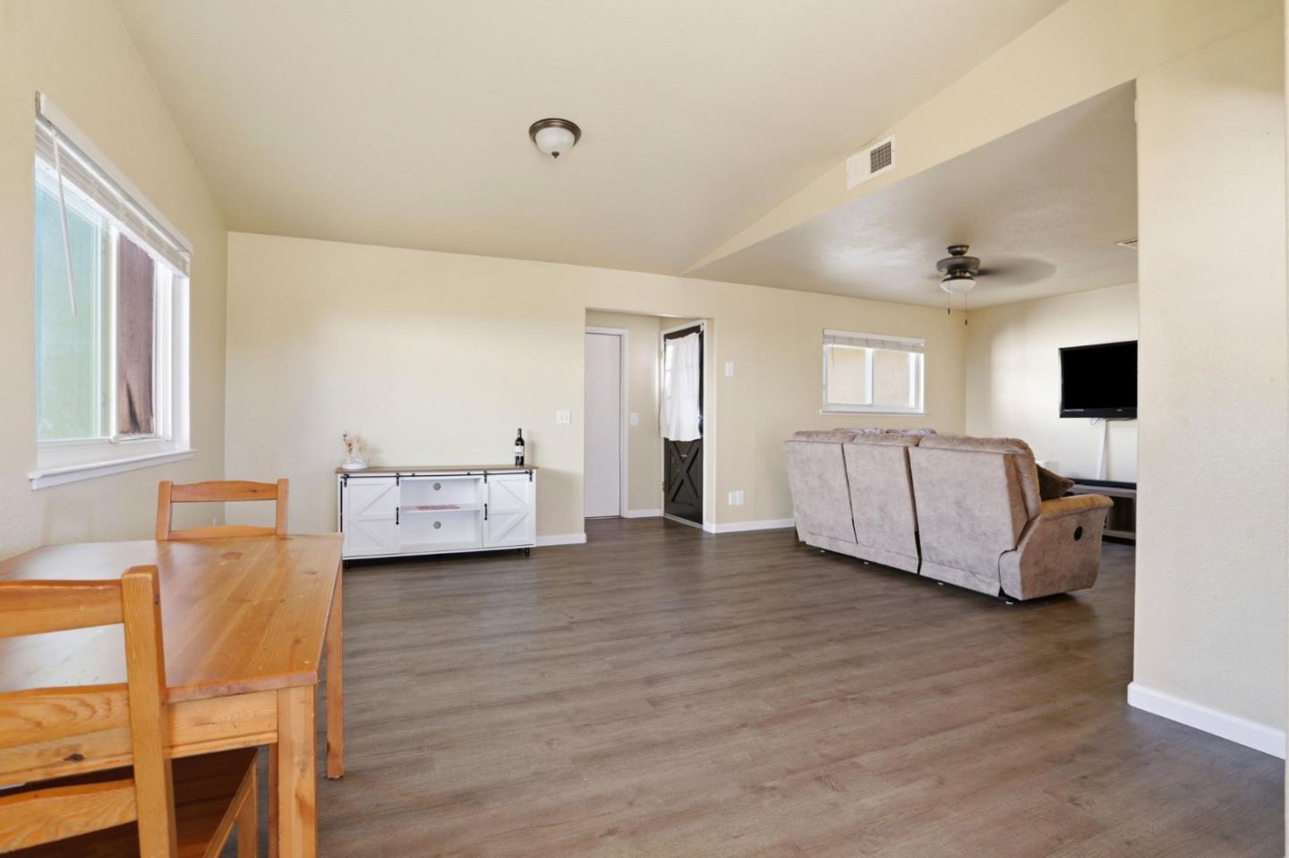 Detail Gallery Image 10 of 34 For 2048 Southwood Dr, Vacaville,  CA 95687 - 3 Beds | 1/1 Baths