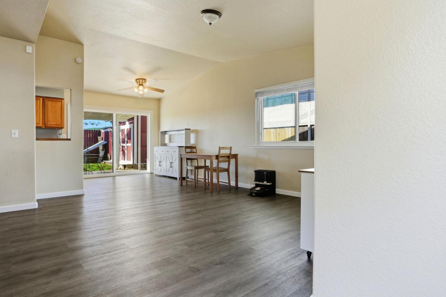 Detail Gallery Image 8 of 34 For 2048 Southwood Dr, Vacaville,  CA 95687 - 3 Beds | 1/1 Baths