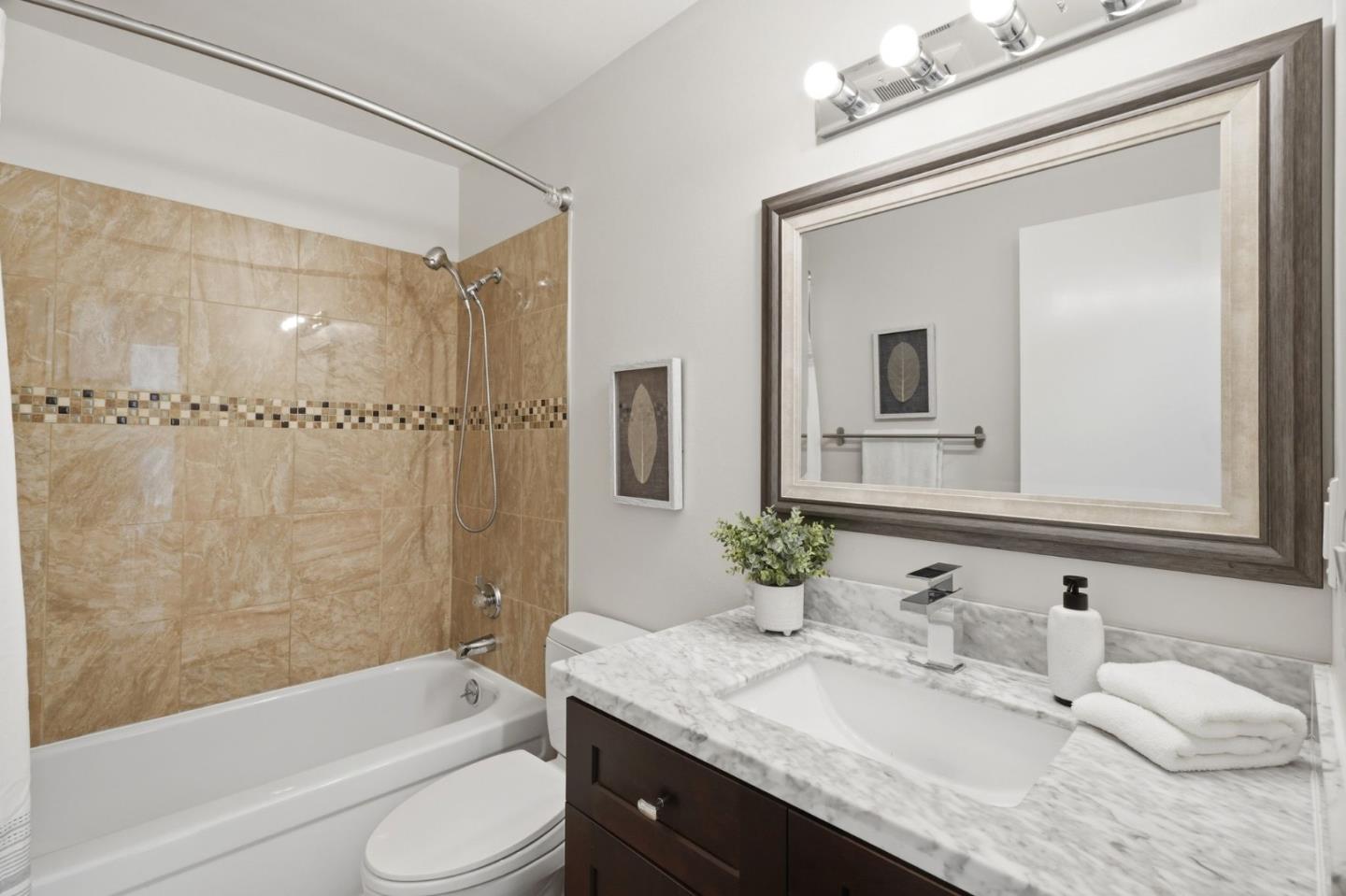 Detail Gallery Image 14 of 27 For 1031 Crestview Dr #305,  Mountain View,  CA 94040 - 2 Beds | 2 Baths