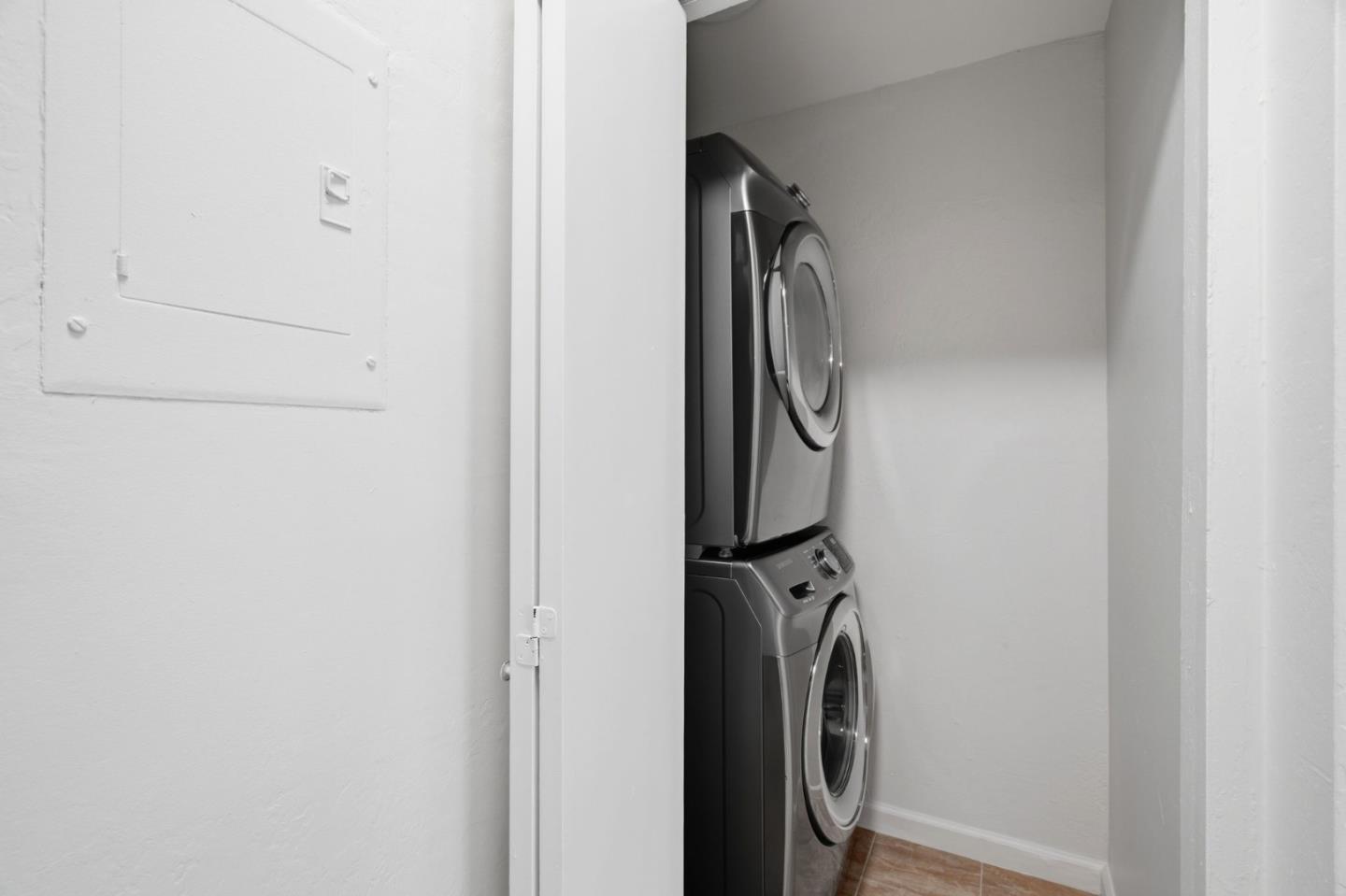 Detail Gallery Image 15 of 27 For 1031 Crestview Dr #305,  Mountain View,  CA 94040 - 2 Beds | 2 Baths