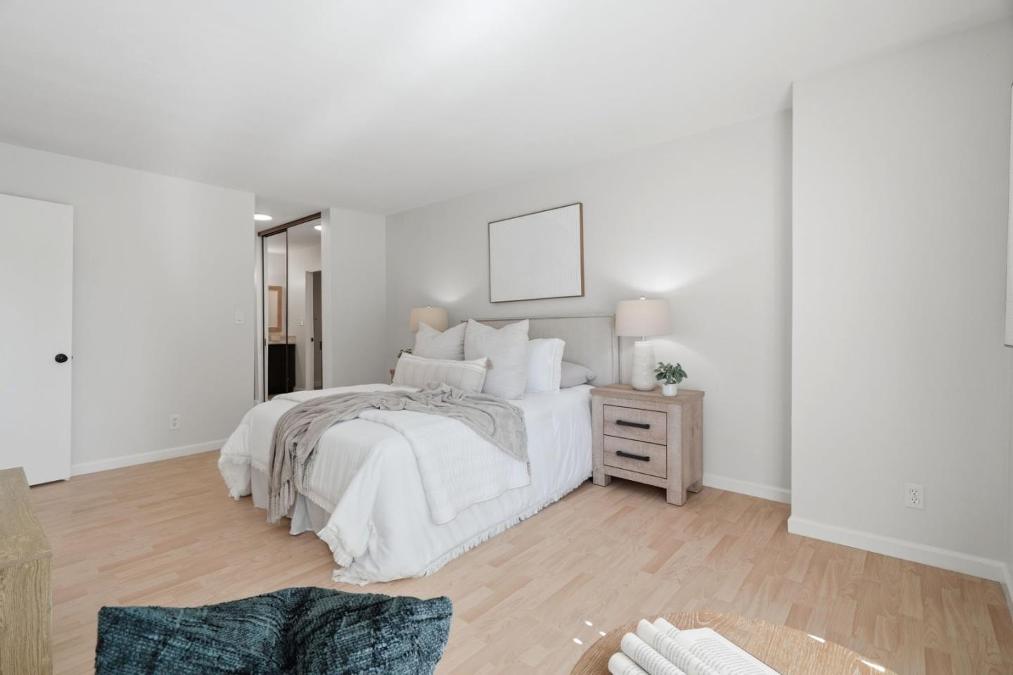 Detail Gallery Image 18 of 27 For 1031 Crestview Dr #305,  Mountain View,  CA 94040 - 2 Beds | 2 Baths