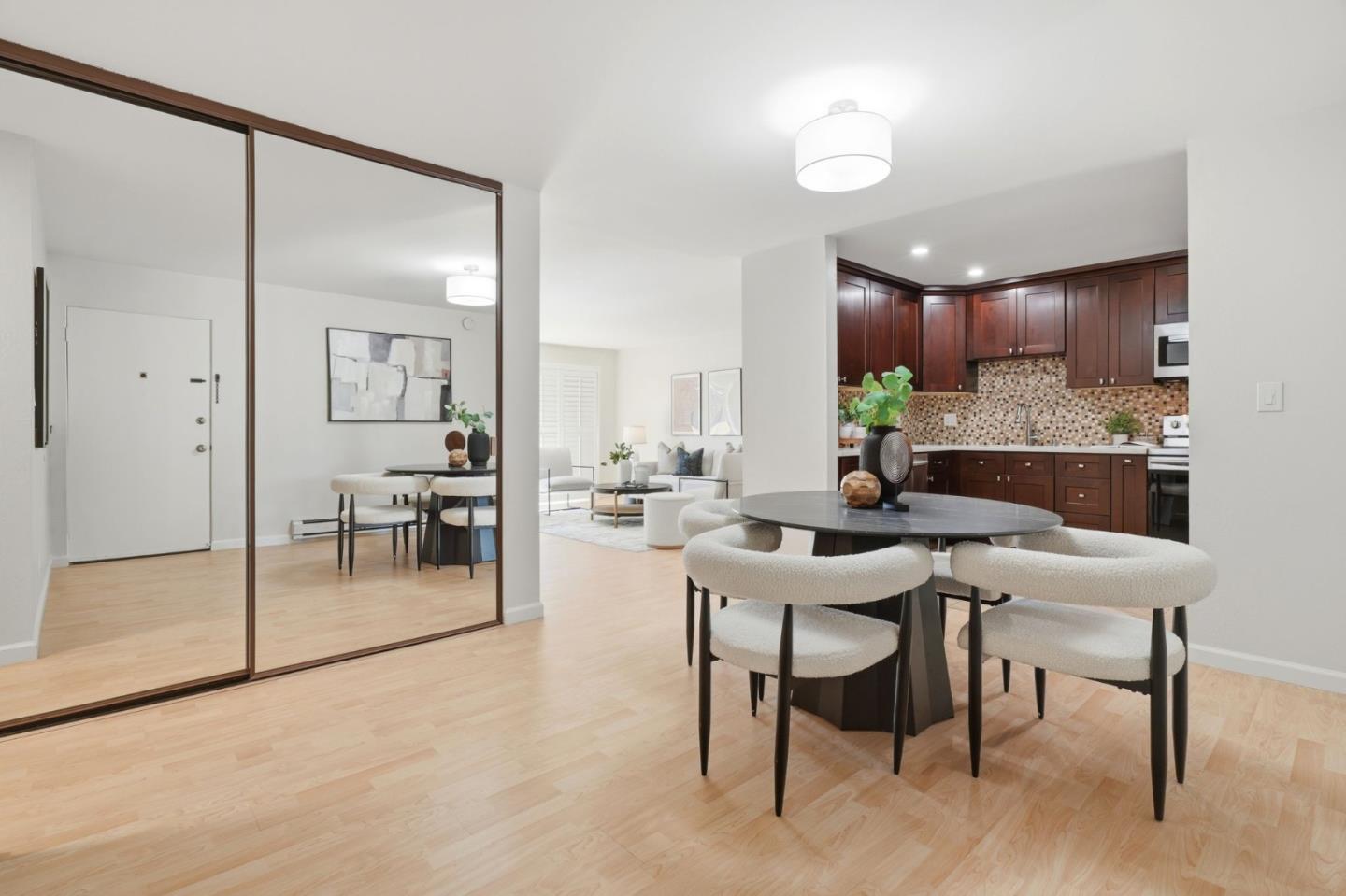 Detail Gallery Image 4 of 27 For 1031 Crestview Dr #305,  Mountain View,  CA 94040 - 2 Beds | 2 Baths