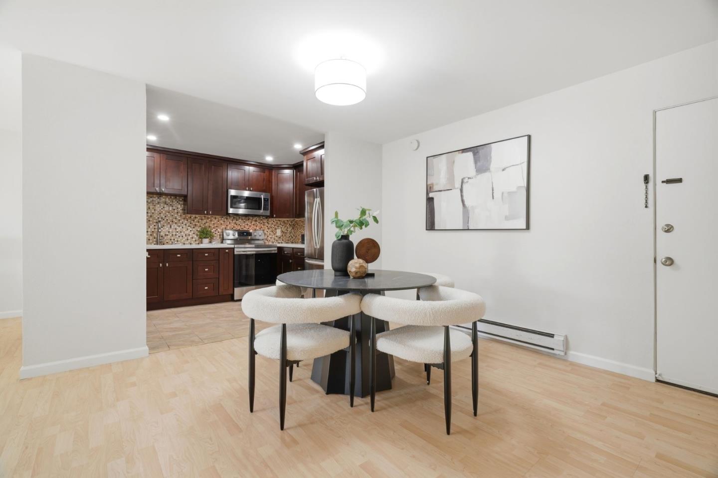 Detail Gallery Image 5 of 27 For 1031 Crestview Dr #305,  Mountain View,  CA 94040 - 2 Beds | 2 Baths