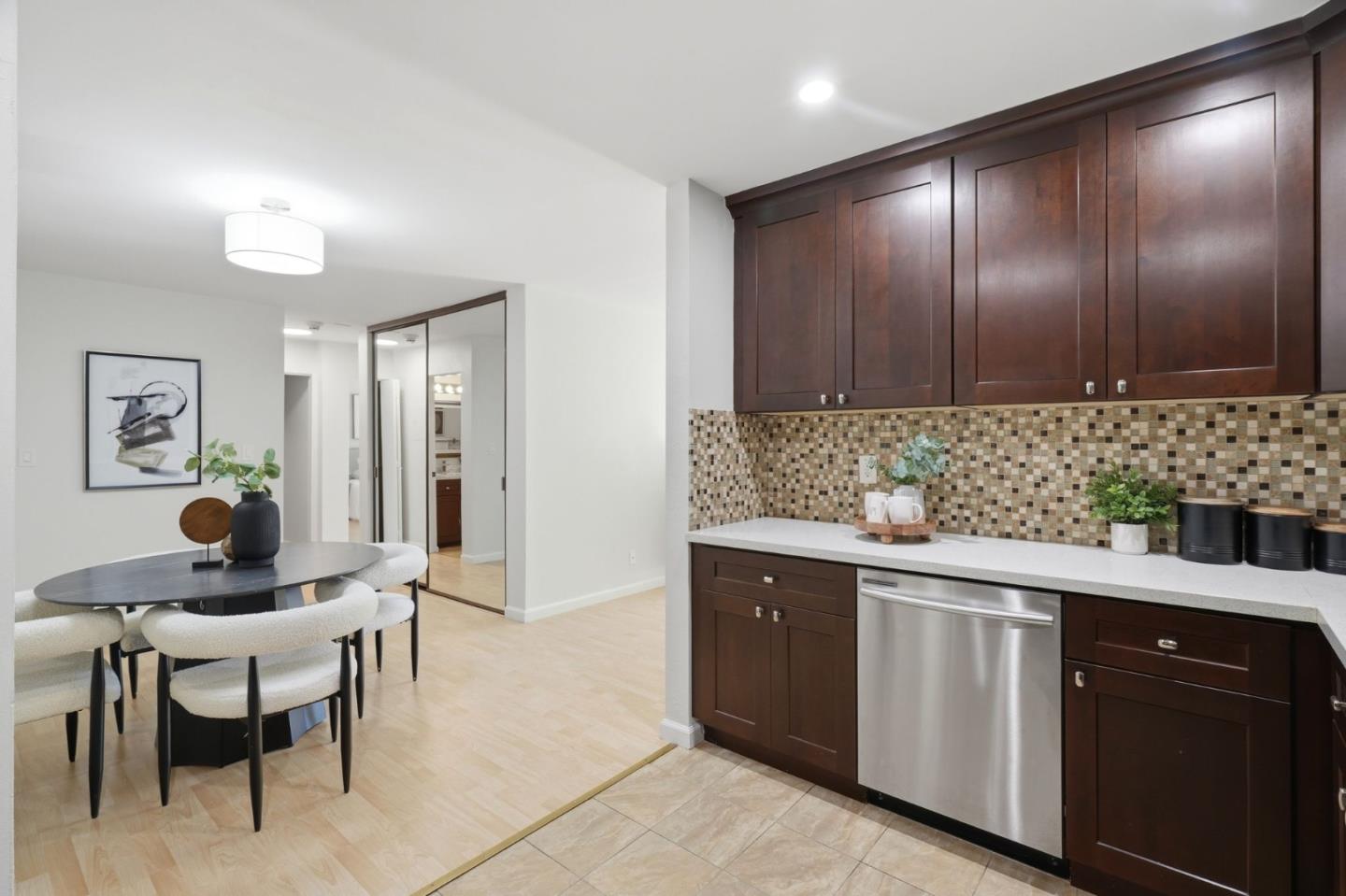 Detail Gallery Image 8 of 27 For 1031 Crestview Dr #305,  Mountain View,  CA 94040 - 2 Beds | 2 Baths