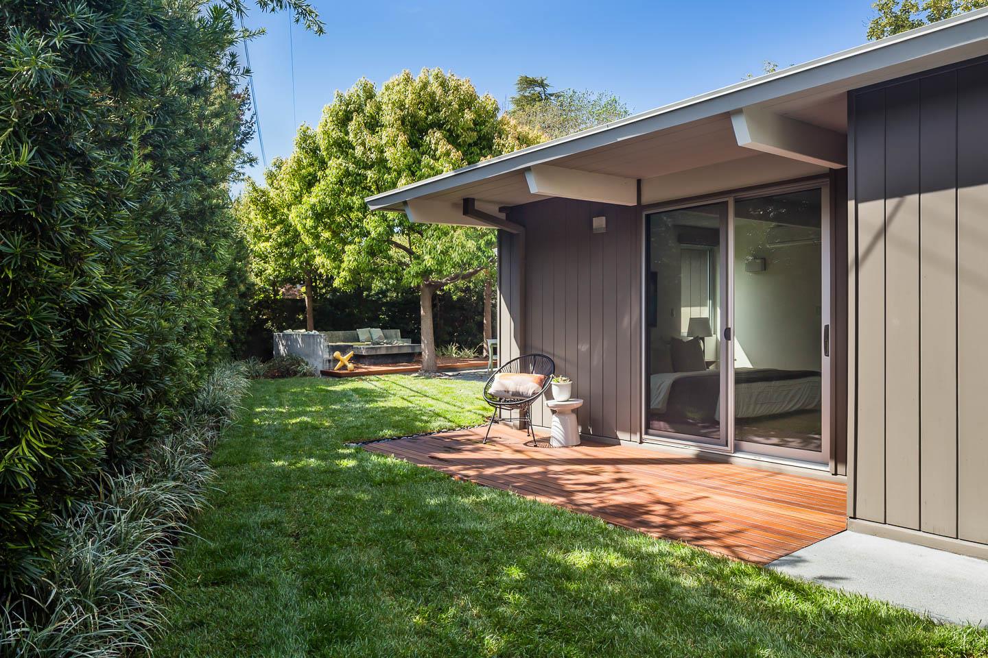 Detail Gallery Image 16 of 19 For 618 Wildwood Ln, Palo Alto,  CA 94303 - 4 Beds | 3 Baths