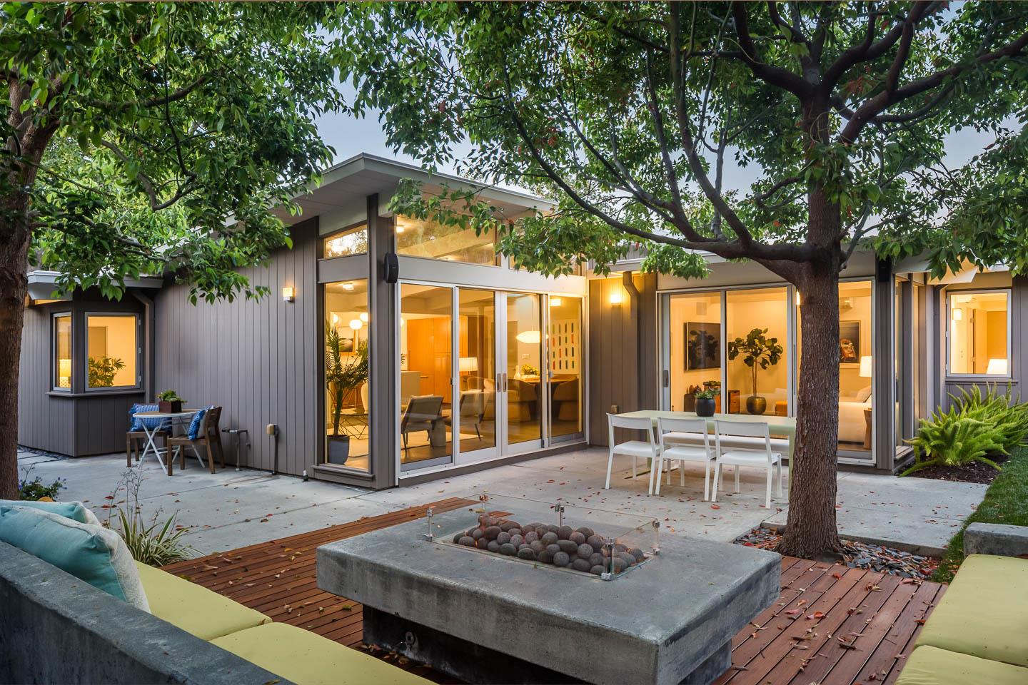 Detail Gallery Image 18 of 19 For 618 Wildwood Ln, Palo Alto,  CA 94303 - 4 Beds | 3 Baths