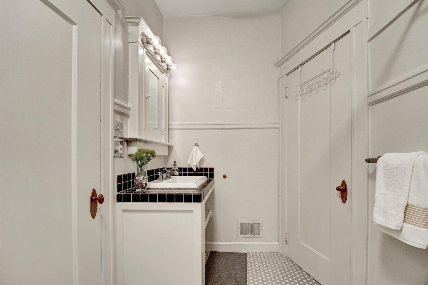 Detail Gallery Image 13 of 22 For 89 Yosemite Ave, Oakland,  CA 94611 - 3 Beds | 2 Baths