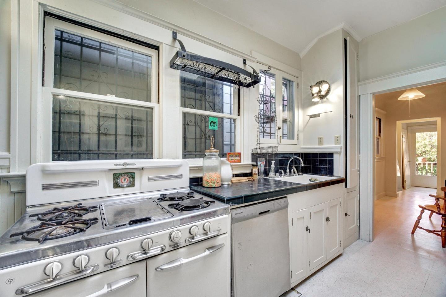 Detail Gallery Image 7 of 22 For 89 Yosemite Ave, Oakland,  CA 94611 - 3 Beds | 2 Baths