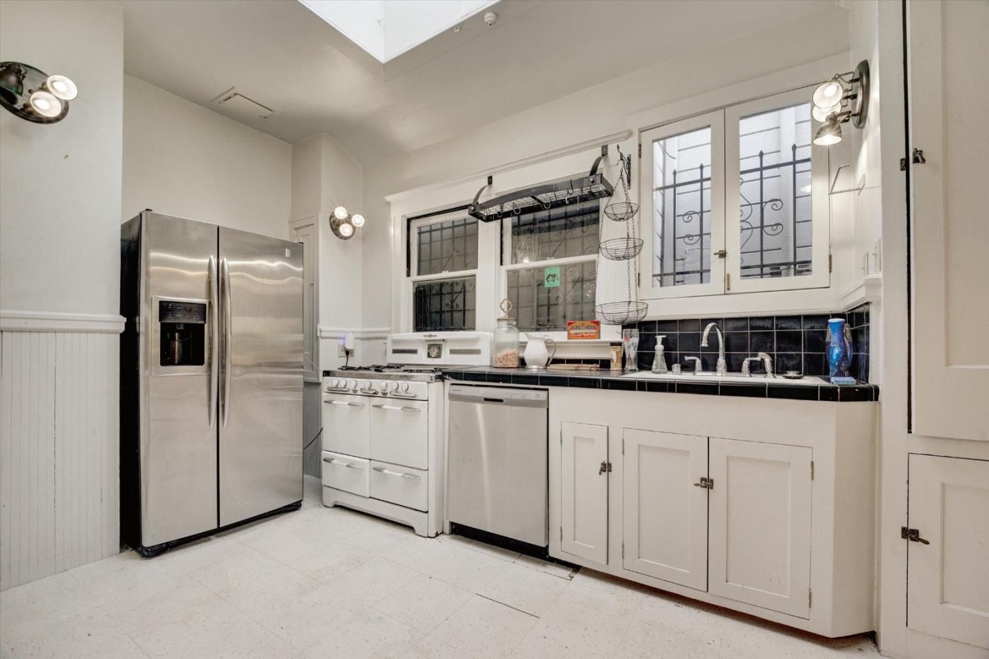 Detail Gallery Image 8 of 22 For 89 Yosemite Ave, Oakland,  CA 94611 - 3 Beds | 2 Baths