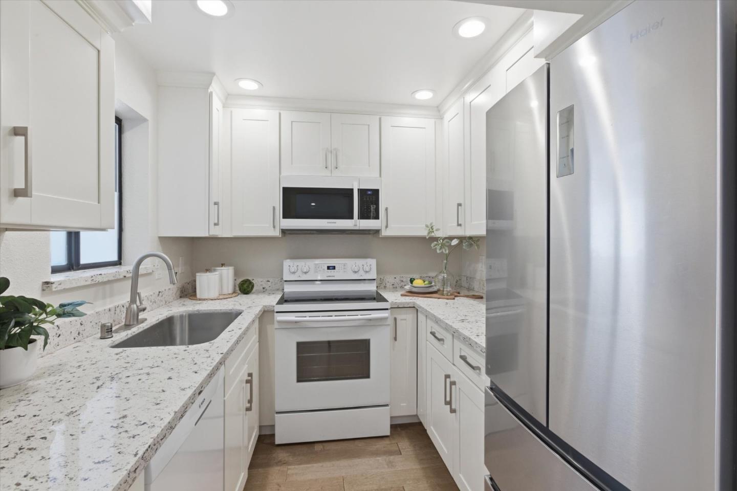 Detail Gallery Image 12 of 26 For 701 San Conrado Ter #7,  Sunnyvale,  CA 94085 - 2 Beds | 2 Baths