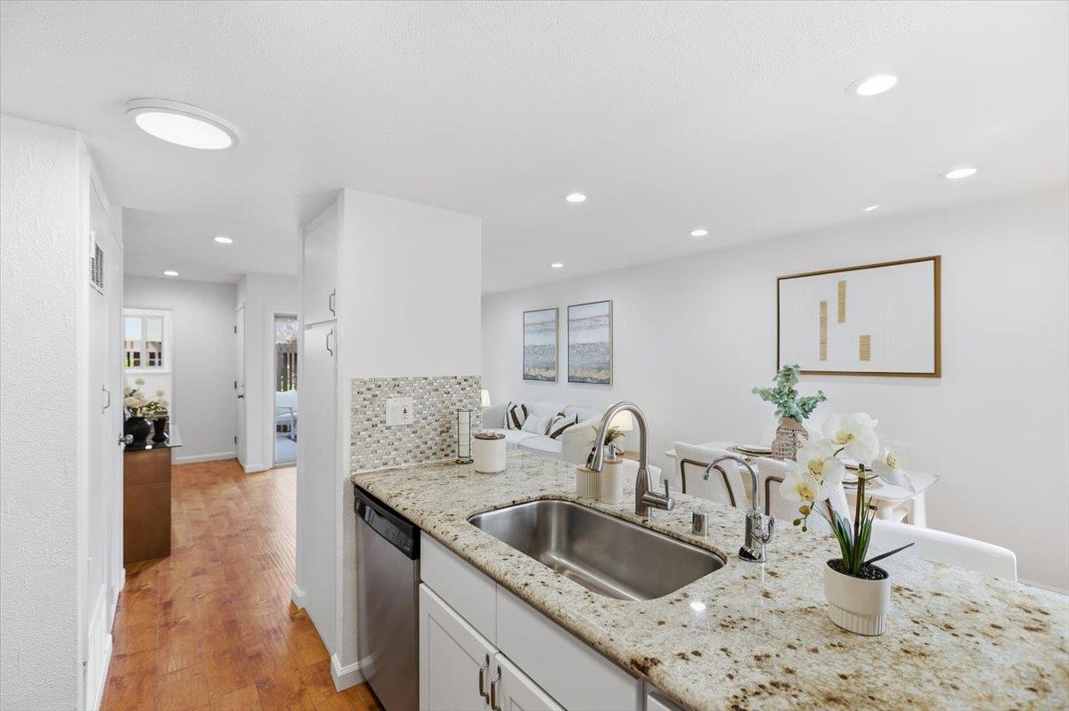 Detail Gallery Image 14 of 44 For 236 E Red Oak Dr #B,  Sunnyvale,  CA 94086 - 2 Beds | 1/1 Baths