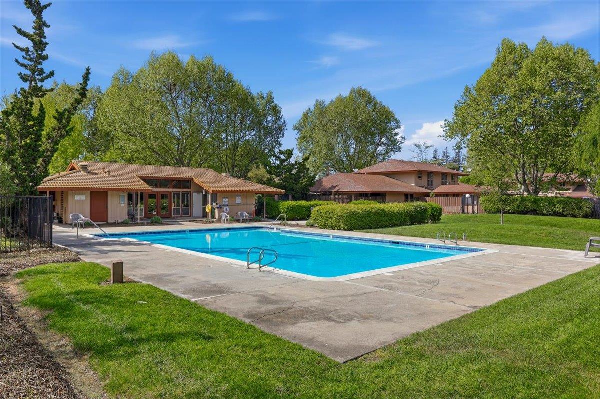 Detail Gallery Image 37 of 44 For 236 E Red Oak Dr #B,  Sunnyvale,  CA 94086 - 2 Beds | 1/1 Baths