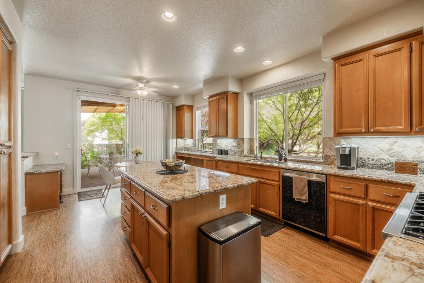 Detail Gallery Image 10 of 47 For 1533 Calco Creek Dr, San Jose,  CA 95127 - 6 Beds | 4 Baths
