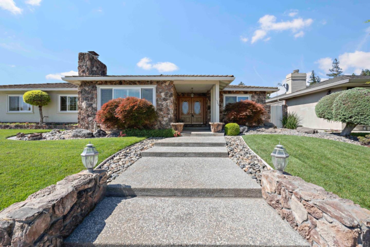 Detail Gallery Image 3 of 62 For 1588 Robsheal Dr, San Jose,  CA 95125 - 3 Beds | 3 Baths