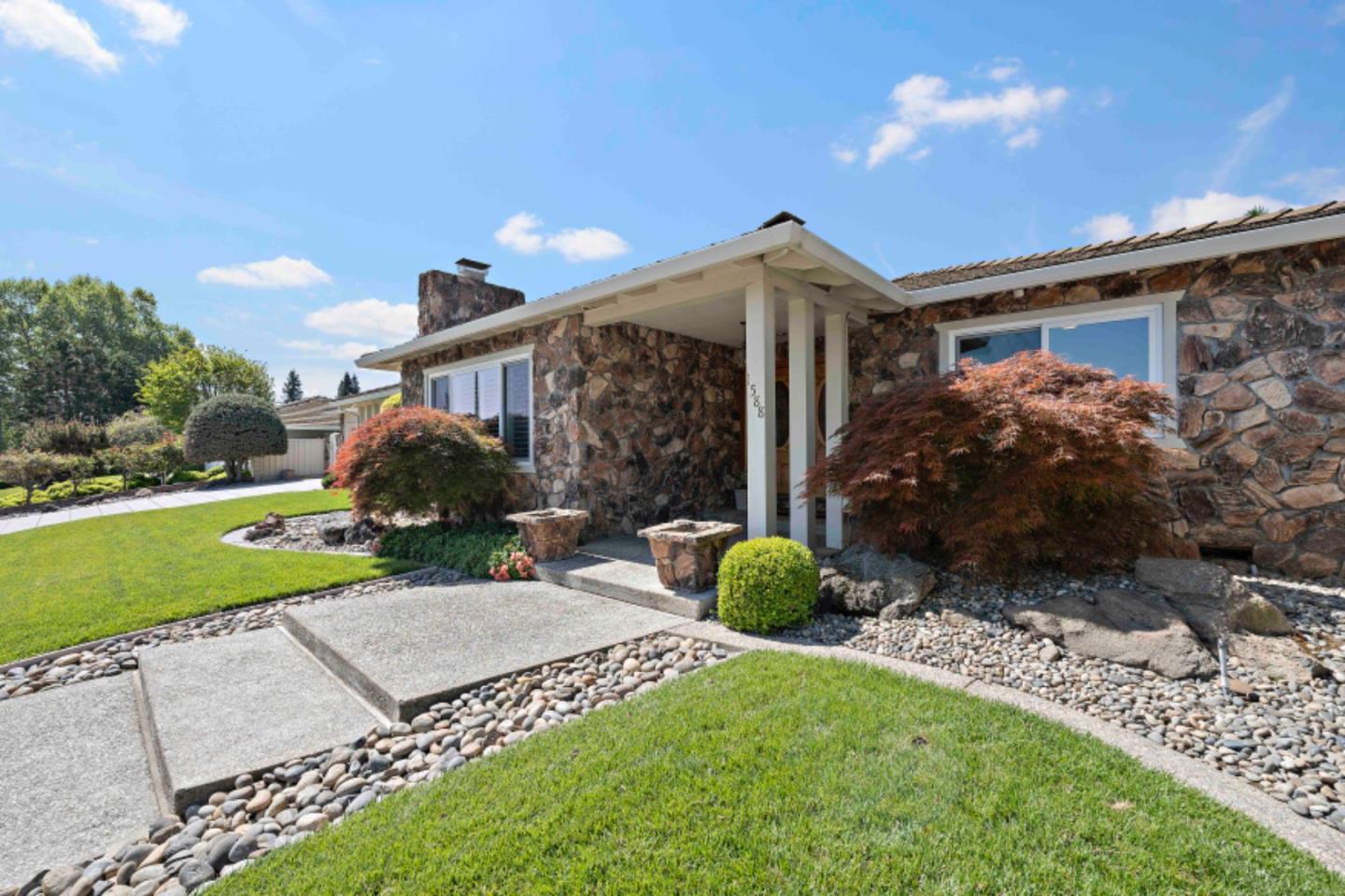 Detail Gallery Image 4 of 62 For 1588 Robsheal Dr, San Jose,  CA 95125 - 3 Beds | 3 Baths