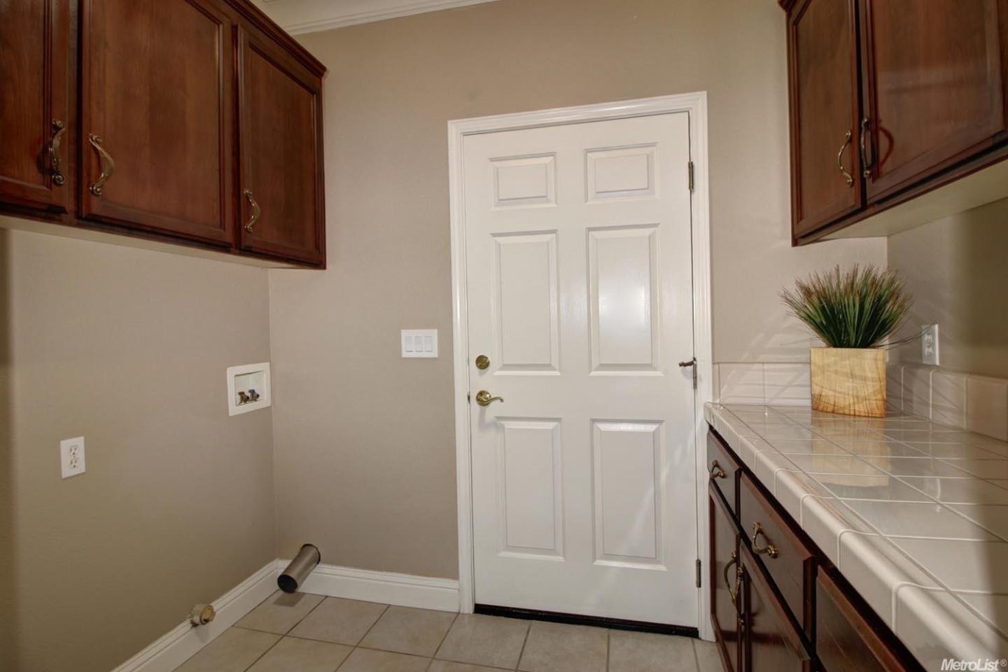 Detail Gallery Image 10 of 11 For 3520 Emerson Dr, Roseville,  CA 95661 - 3 Beds | 2/1 Baths
