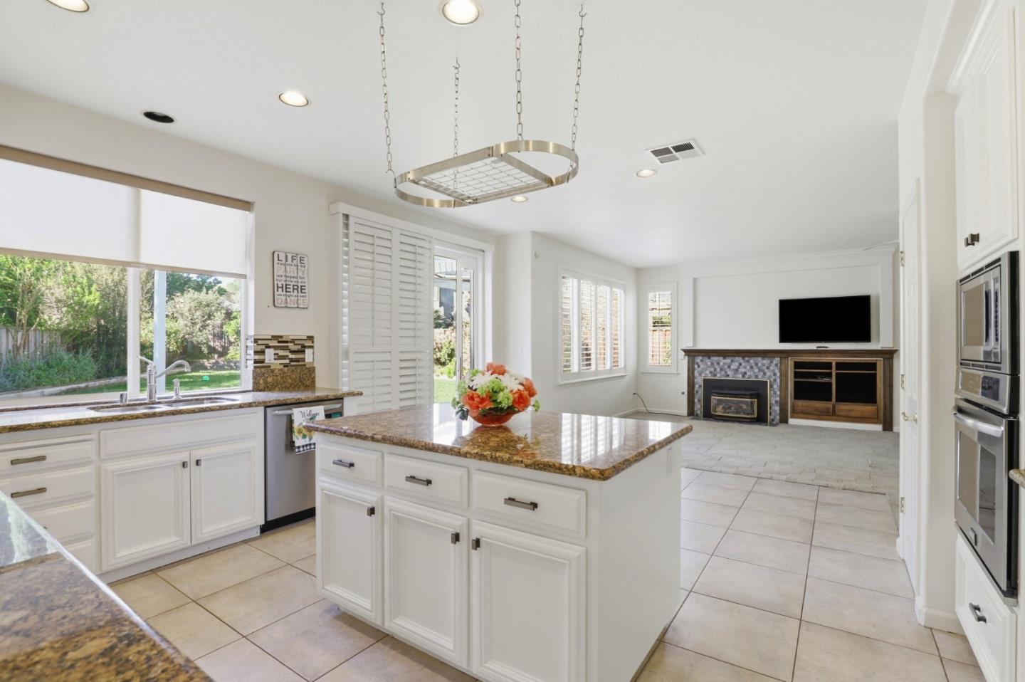 Detail Gallery Image 12 of 49 For 1536 Jackdow Ct, Gilroy,  CA 95020 - 5 Beds | 3 Baths