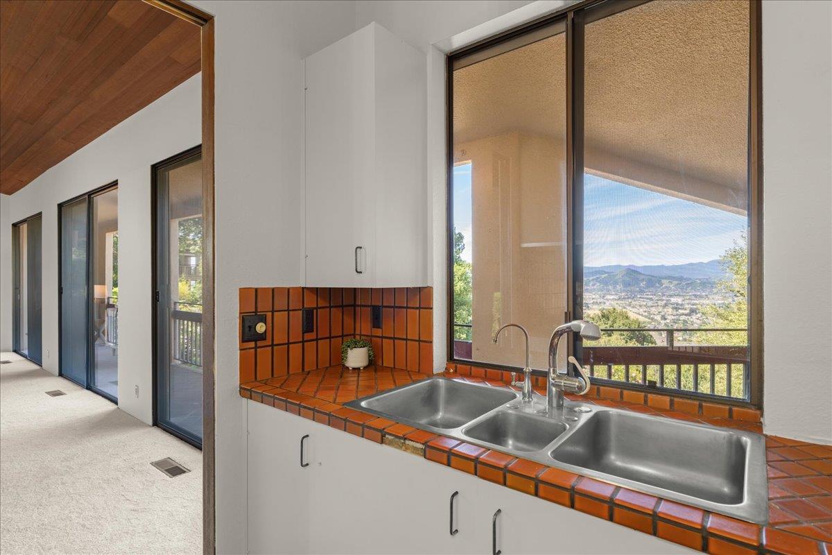 Detail Gallery Image 12 of 39 For 16655 Oak View Cir, Morgan Hill,  CA 95037 - 5 Beds | 4/1 Baths