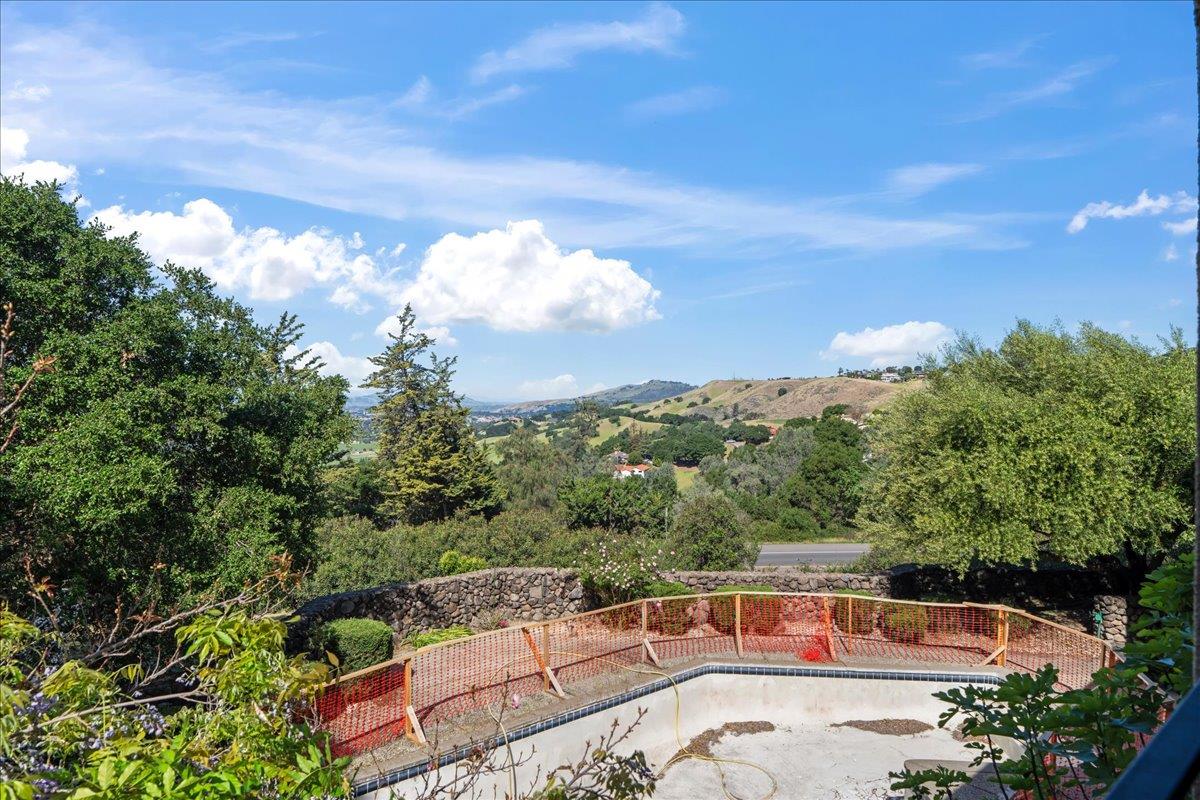 Detail Gallery Image 21 of 39 For 16655 Oak View Cir, Morgan Hill,  CA 95037 - 5 Beds | 4/1 Baths