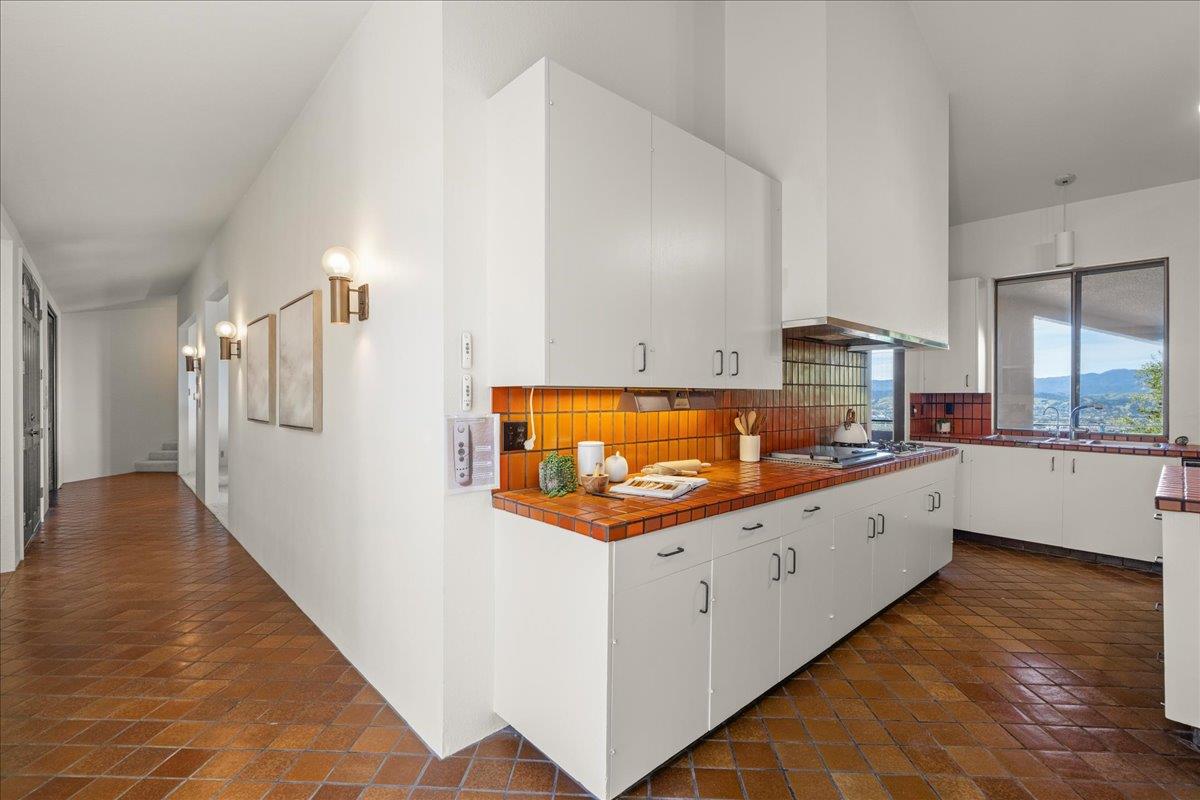 Detail Gallery Image 8 of 39 For 16655 Oak View Cir, Morgan Hill,  CA 95037 - 5 Beds | 4/1 Baths