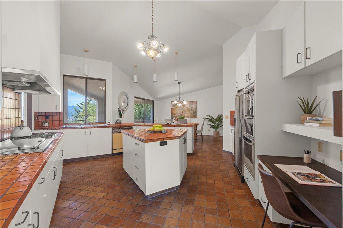 Detail Gallery Image 9 of 39 For 16655 Oak View Cir, Morgan Hill,  CA 95037 - 5 Beds | 4/1 Baths