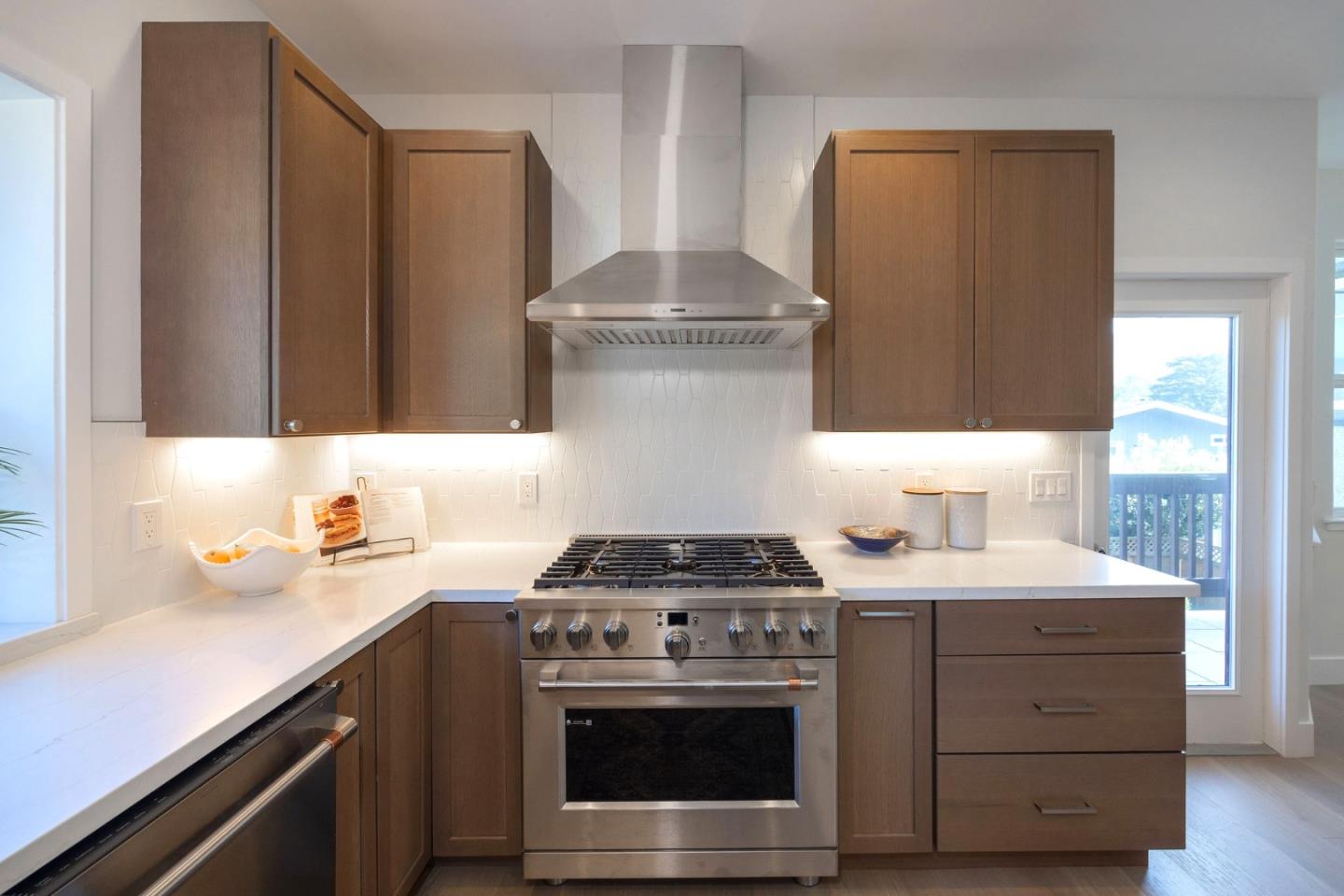 Detail Gallery Image 17 of 53 For 525 5th St, Montara,  CA 94037 - 3 Beds | 3 Baths