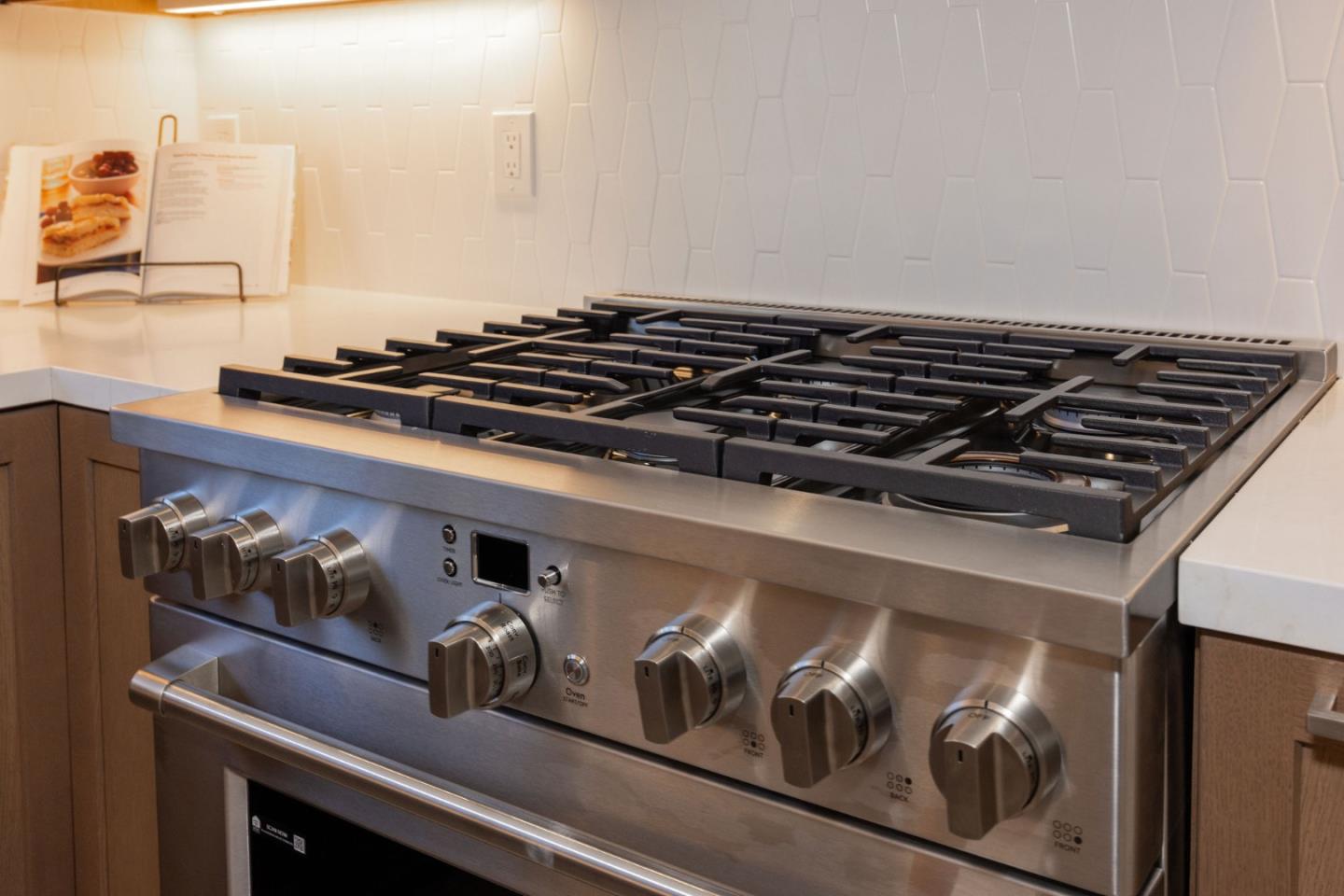 Detail Gallery Image 18 of 53 For 525 5th St, Montara,  CA 94037 - 3 Beds | 3 Baths