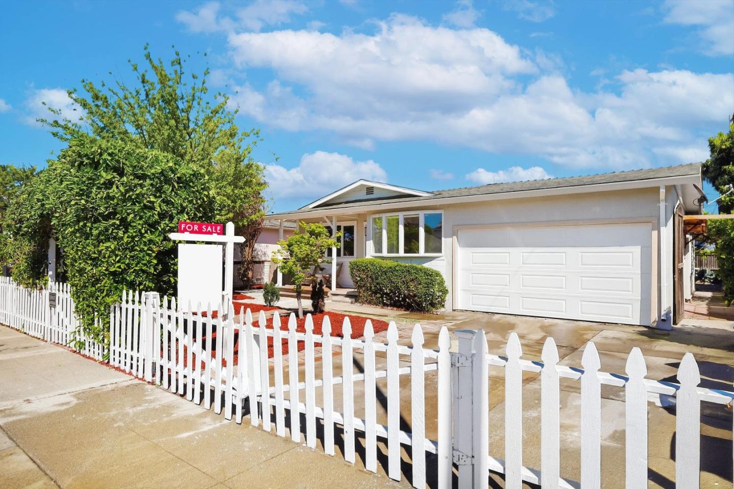 Detail Gallery Image 4 of 49 For 714 Santa Rosa St, Sunnyvale,  CA 94085 - 4 Beds | 2 Baths