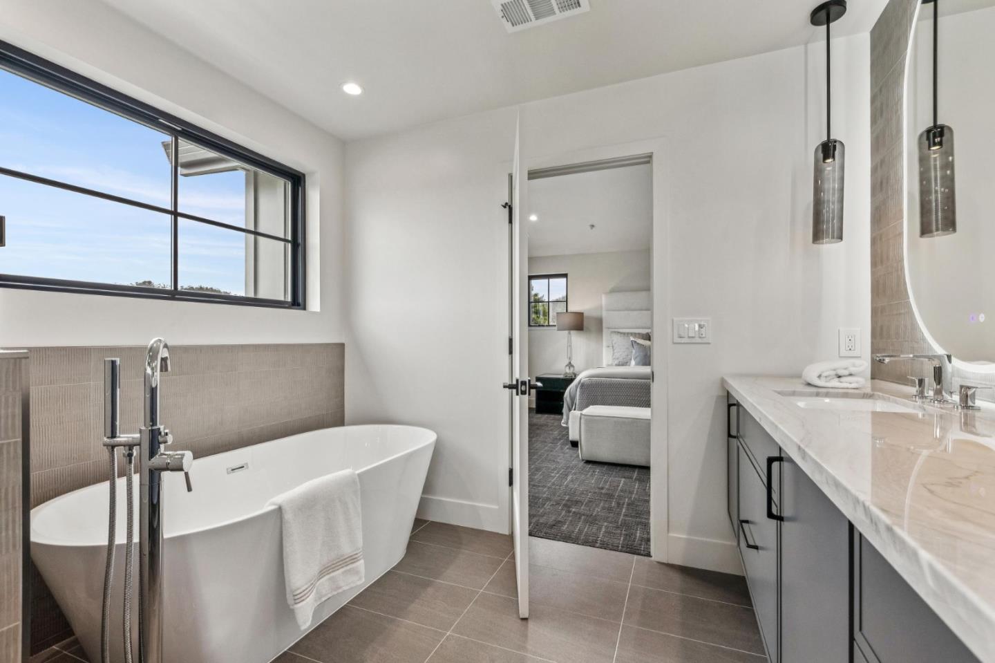 Detail Gallery Image 33 of 52 For 587 Creekside Dr, Half Moon Bay,  CA 94019 - 4 Beds | 3/1 Baths