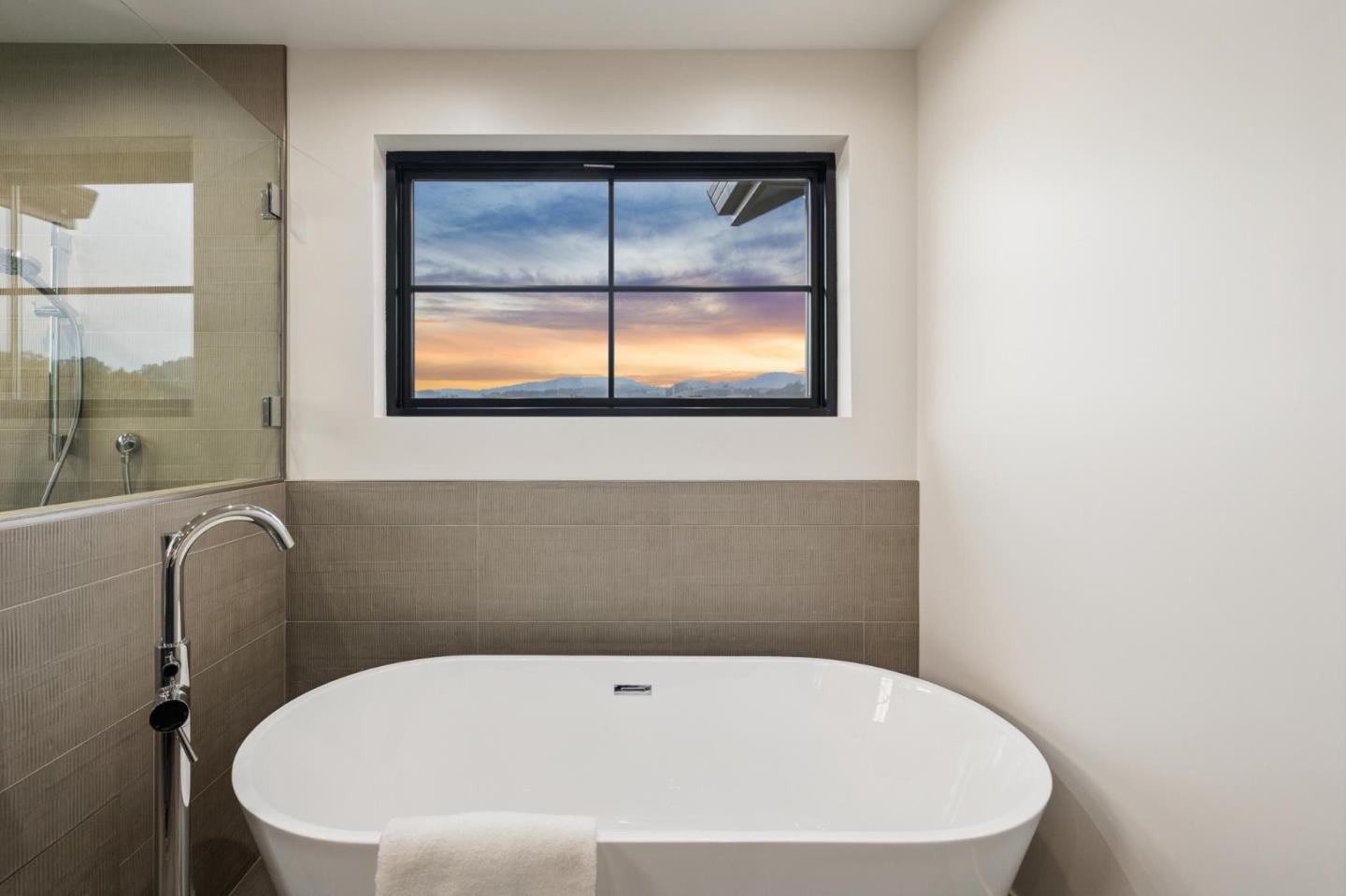 Detail Gallery Image 35 of 52 For 587 Creekside Dr, Half Moon Bay,  CA 94019 - 4 Beds | 3/1 Baths