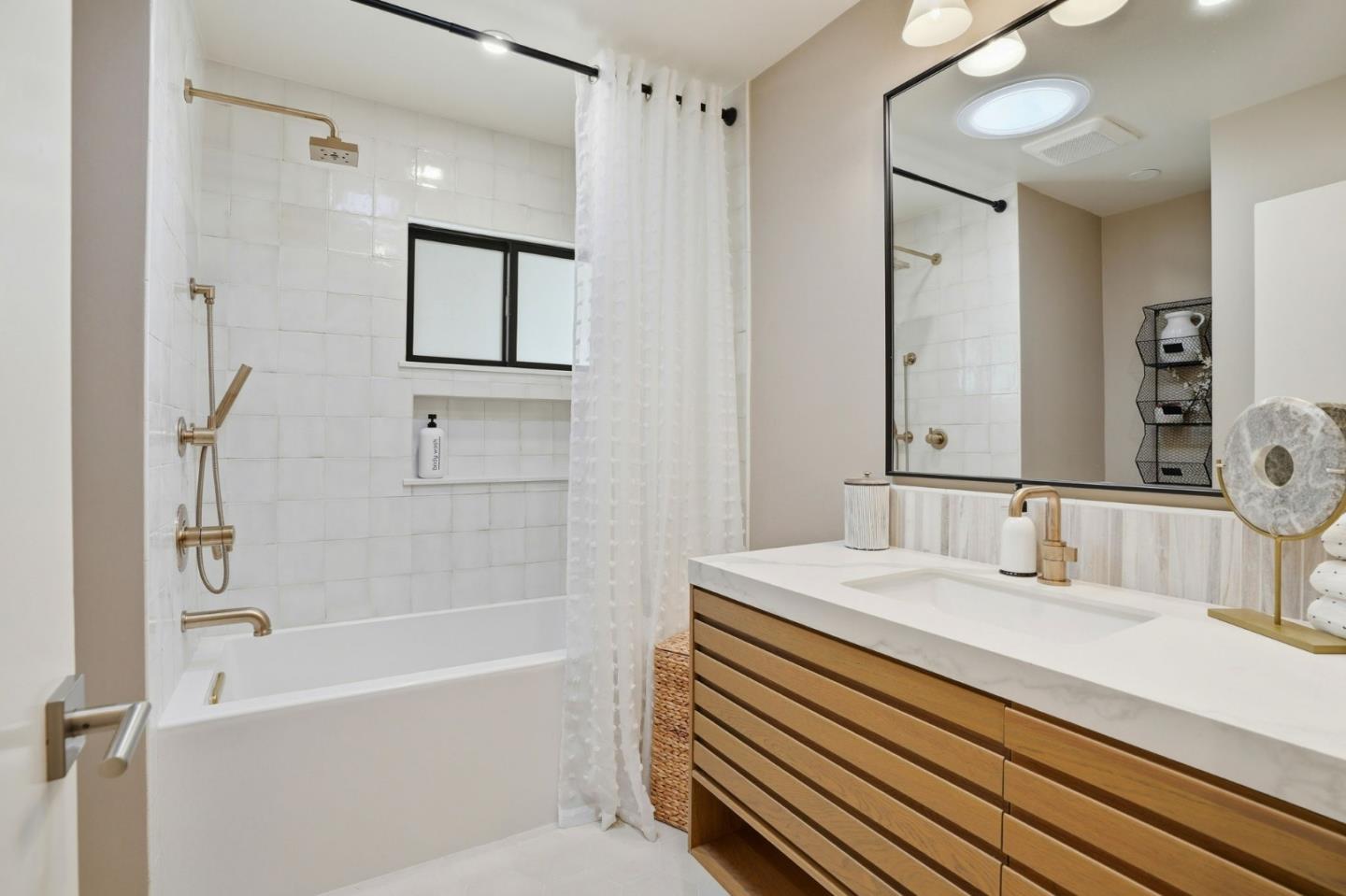 Detail Gallery Image 33 of 41 For 224 Lexington Dr, Menlo Park,  CA 94025 - 3 Beds | 2 Baths