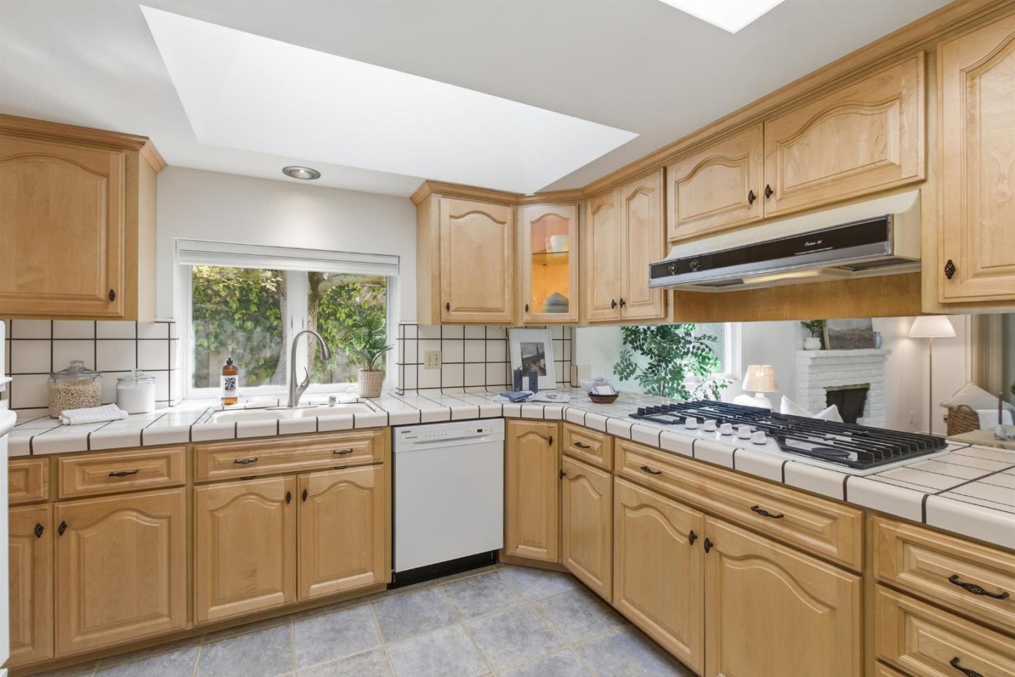 Detail Gallery Image 12 of 44 For 2708 Katrina Way, Mountain View,  CA 94040 - 4 Beds | 2 Baths