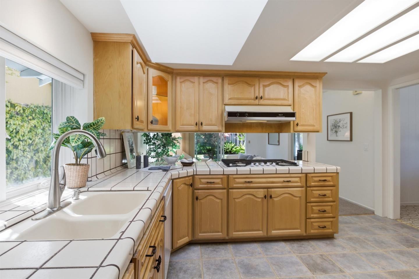 Detail Gallery Image 13 of 44 For 2708 Katrina Way, Mountain View,  CA 94040 - 4 Beds | 2 Baths