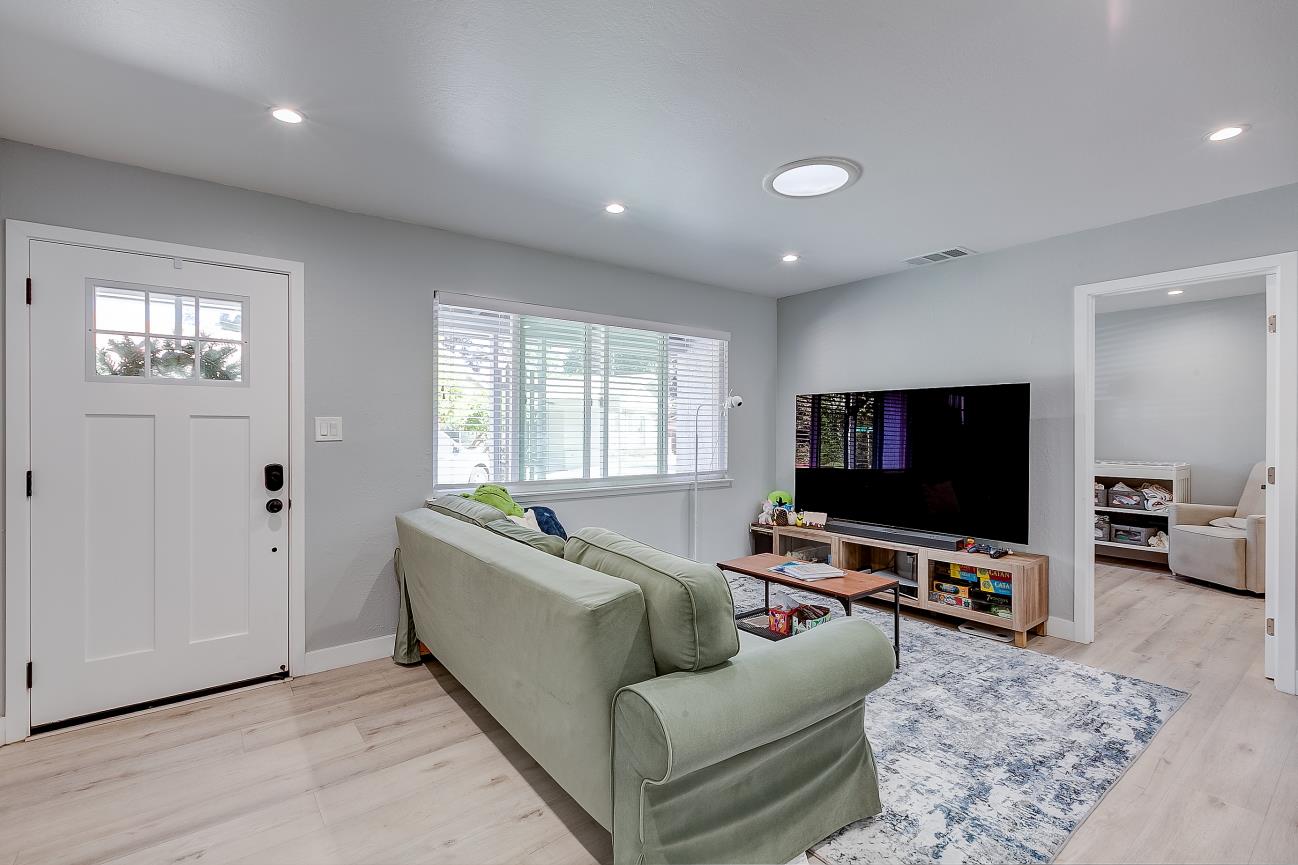 Detail Gallery Image 4 of 30 For 686-688 San Luisito Way, Sunnyvale,  CA 94085 - – Beds | – Baths