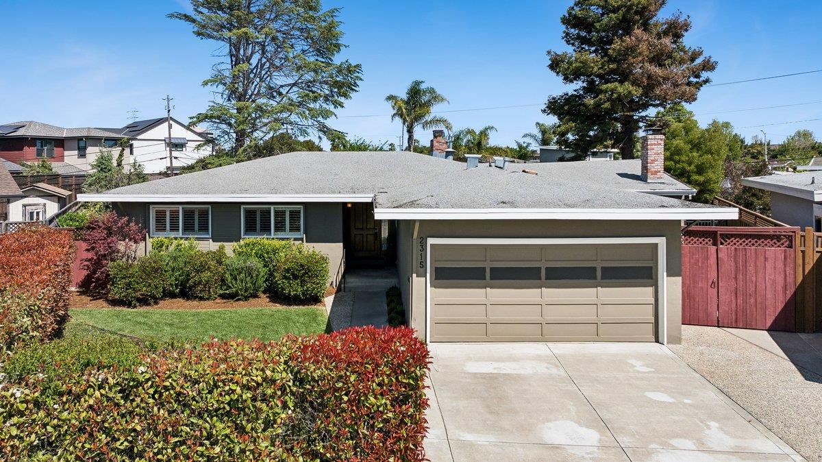 Detail Gallery Image 3 of 51 For 2315 Holland St, San Mateo,  CA 94403 - 3 Beds | 2 Baths