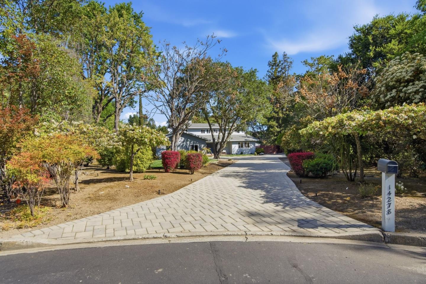 Detail Gallery Image 2 of 40 For 14278 Amherst Ct, Los Altos Hills,  CA 94022 - 5 Beds | 2/1 Baths