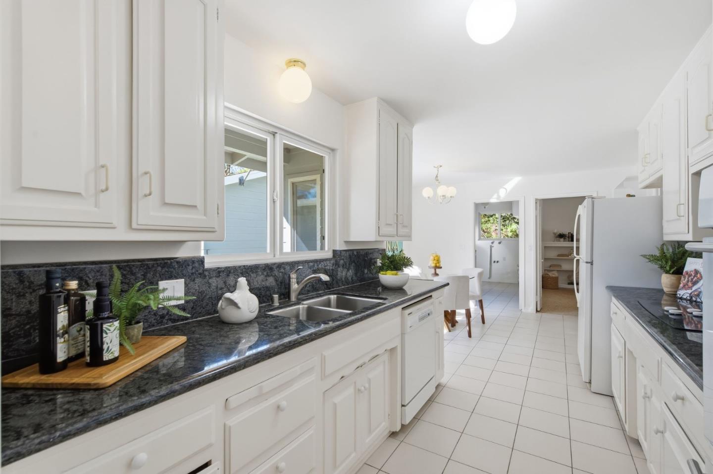 Detail Gallery Image 23 of 40 For 14278 Amherst Ct, Los Altos Hills,  CA 94022 - 5 Beds | 2/1 Baths