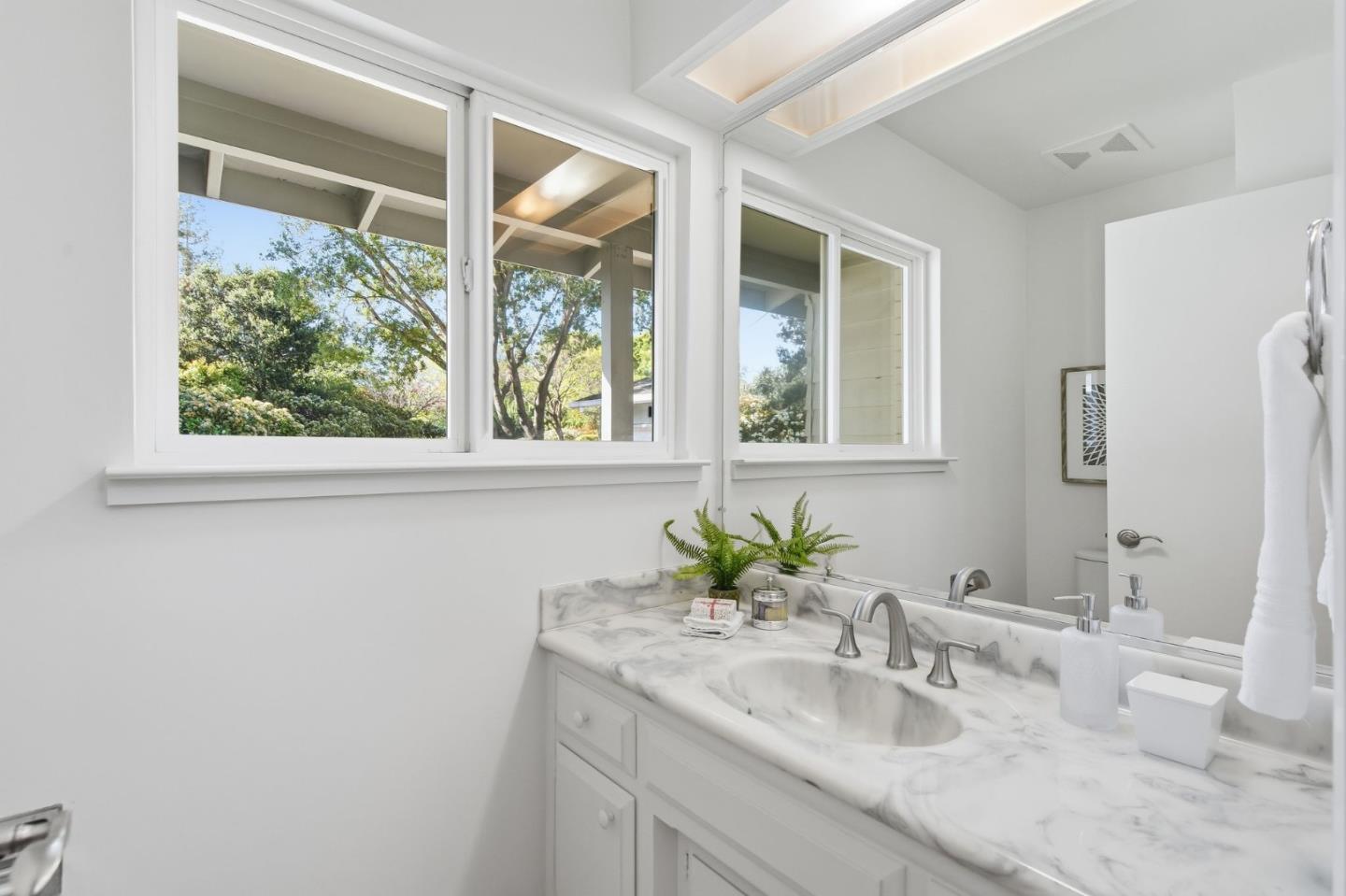 Detail Gallery Image 27 of 40 For 14278 Amherst Ct, Los Altos Hills,  CA 94022 - 5 Beds | 2/1 Baths