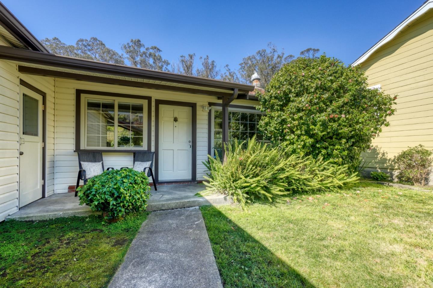 Detail Gallery Image 2 of 33 For 331 San Carlos Ave, El Granada,  CA 94018 - 3 Beds | 1 Baths