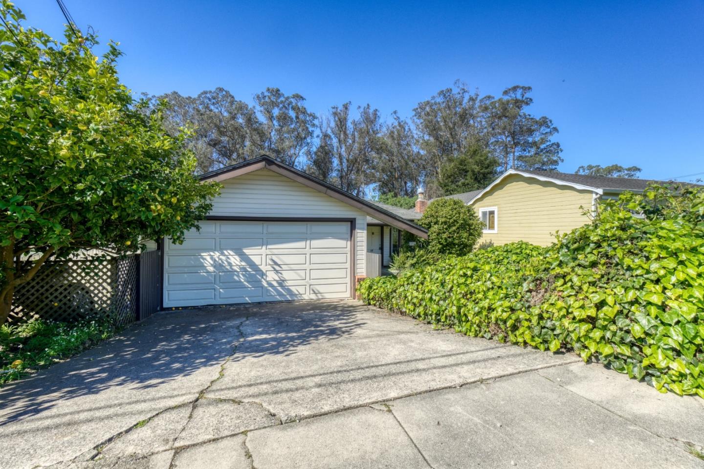 Detail Gallery Image 3 of 33 For 331 San Carlos Ave, El Granada,  CA 94018 - 3 Beds | 1 Baths