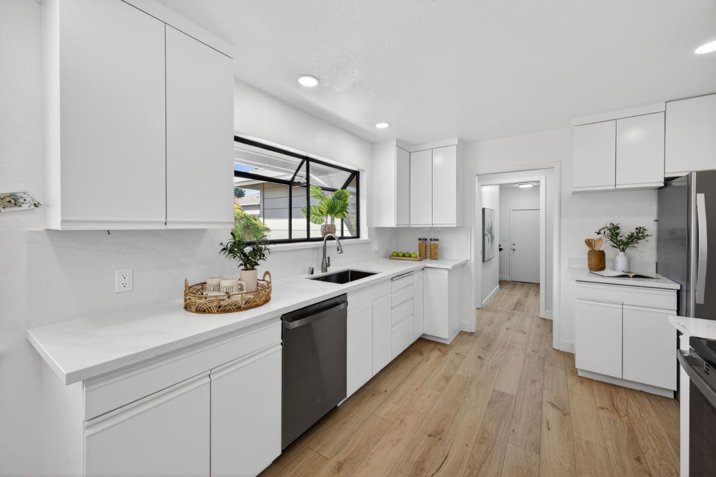 Detail Gallery Image 10 of 39 For 2169 Yorkshire Way, Mountain View,  CA 94040 - 4 Beds | 2 Baths