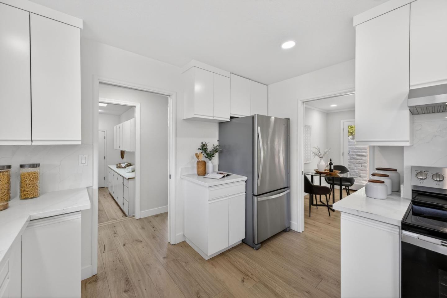 Detail Gallery Image 11 of 39 For 2169 Yorkshire Way, Mountain View,  CA 94040 - 4 Beds | 2 Baths