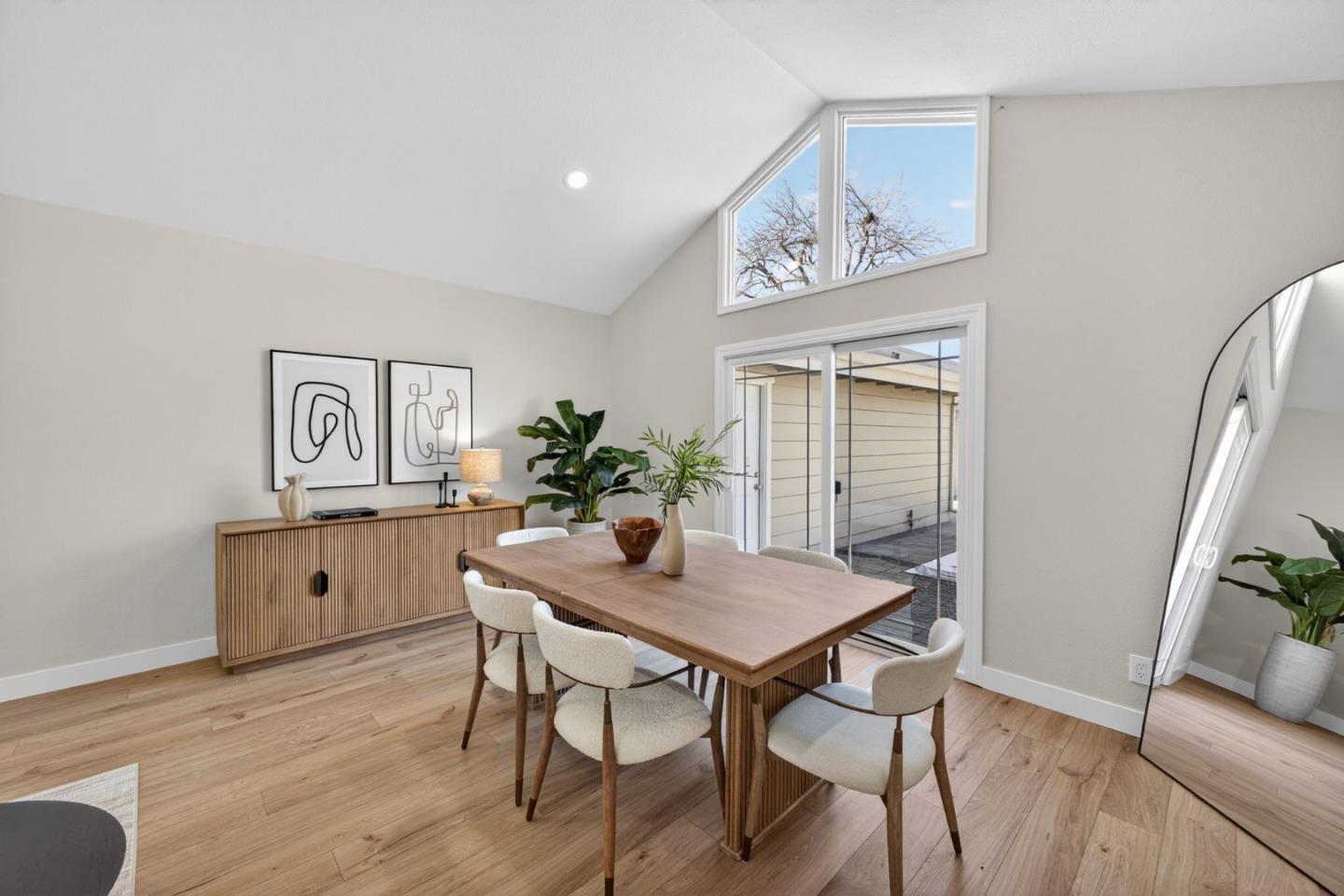 Detail Gallery Image 17 of 39 For 2169 Yorkshire Way, Mountain View,  CA 94040 - 4 Beds | 2 Baths